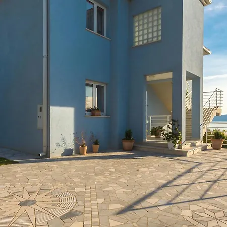 1 Bedroom Stunning In Apartment Novi Vinodolski
