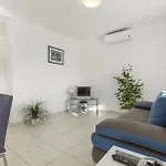 1 Bedroom Stunning In Apartment *
