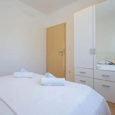 Apartment 1 Bedroom Beautiful In *