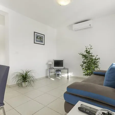 1 Bedroom Beautiful In Apartment *