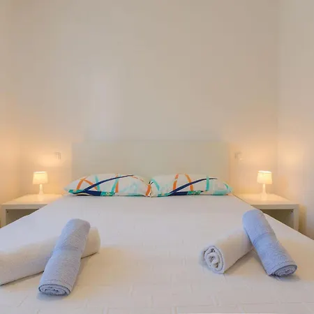 1 Bedroom Beautiful In Apartment *