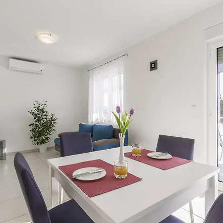 1 Bedroom Stunning In Apartment